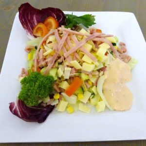 Glutenfri salat med ost og skinke
