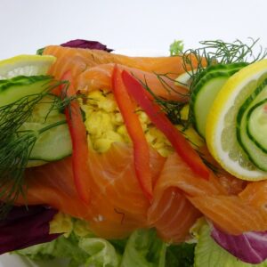 Smørbrødkake m/ røkt ørret og eggerøre