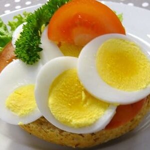Rundstykke med kokt egg og tomat